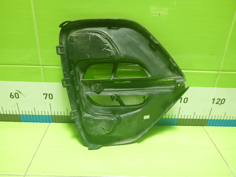 Рамка противотуманной фары левой