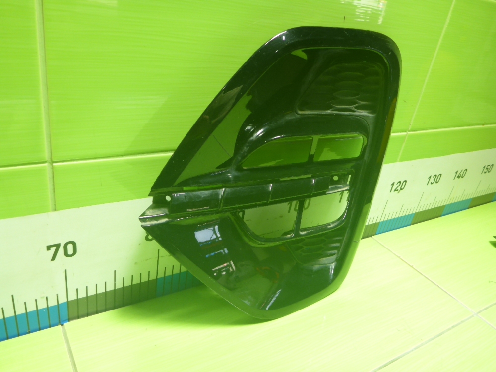 Рамка противотуманной фары левой