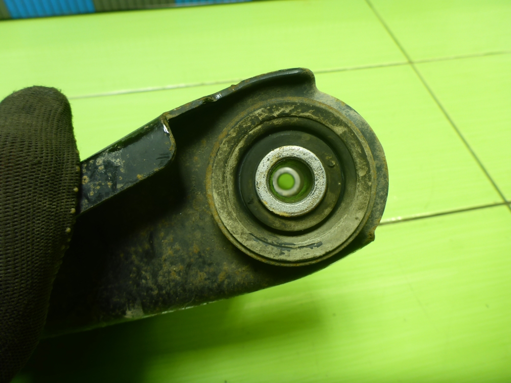 Рычаг передний правый