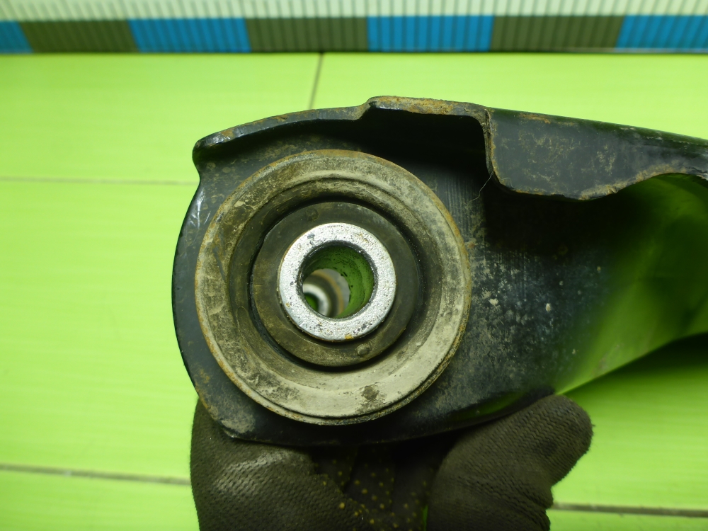 Рычаг передний правый