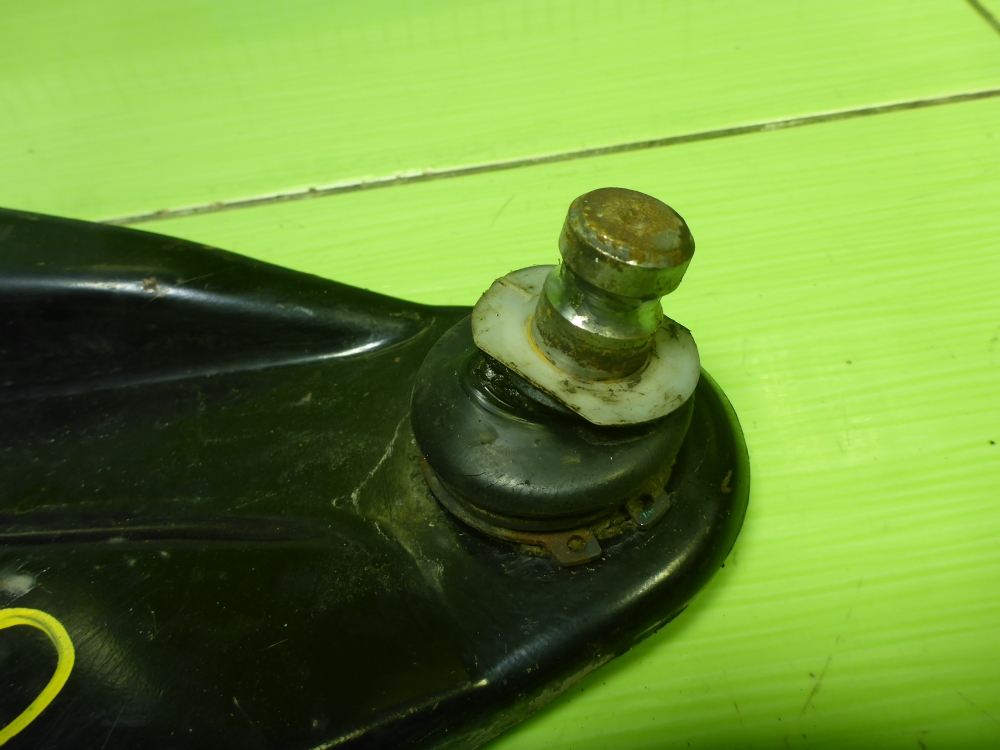 Рычаг передний правый