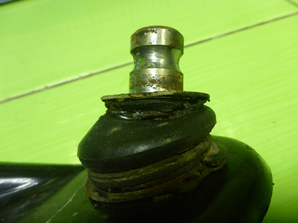 Рычаг передний правый