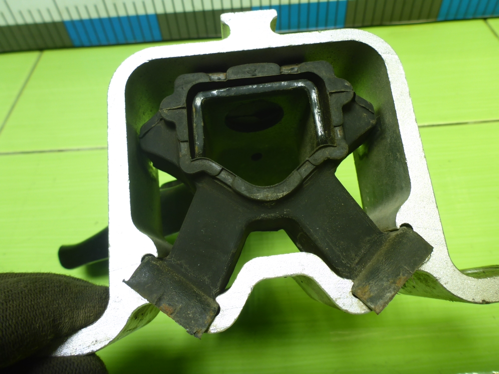 Опора двигателя правая