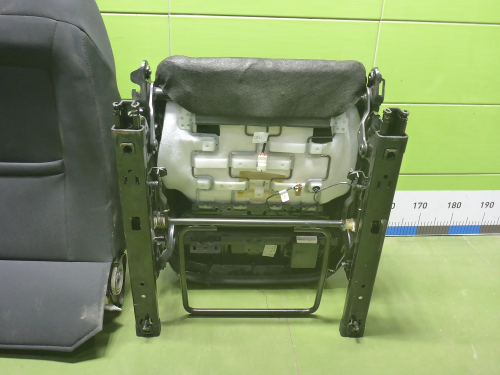 Сиденье переднее левое