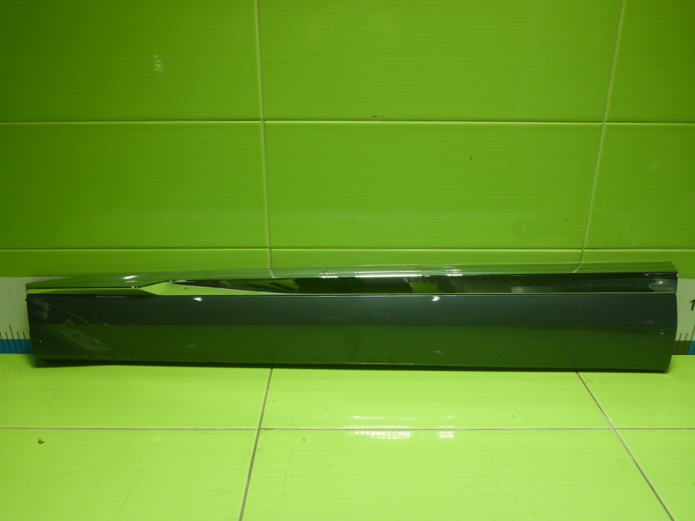 Накладка двери передней левой