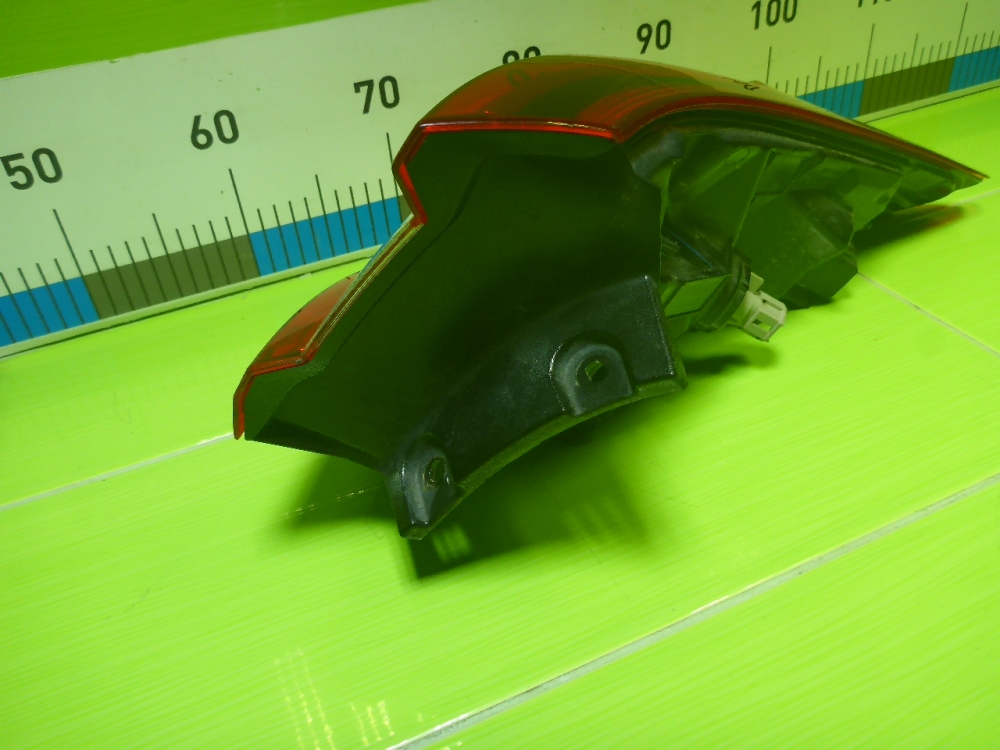 Фонарь задний наружный левый