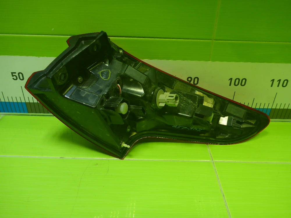 Фонарь задний наружный левый