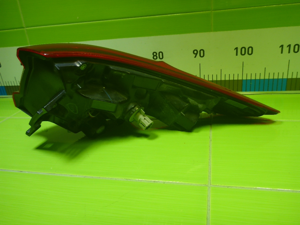 Фонарь задний наружный левый