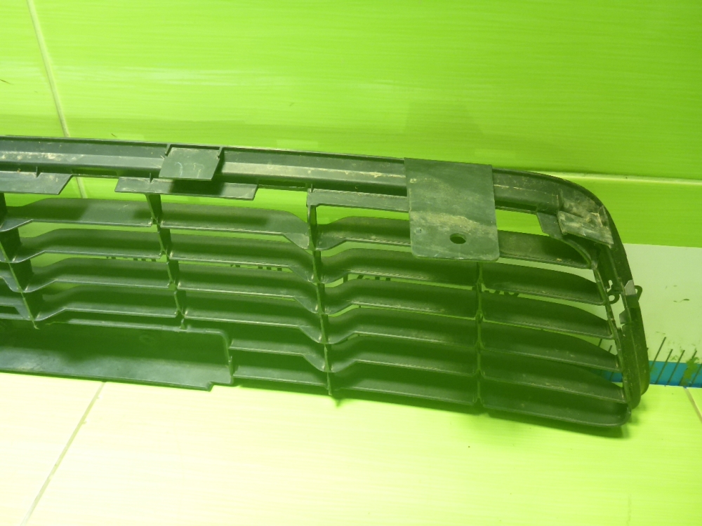 Решетка в бампер центральная