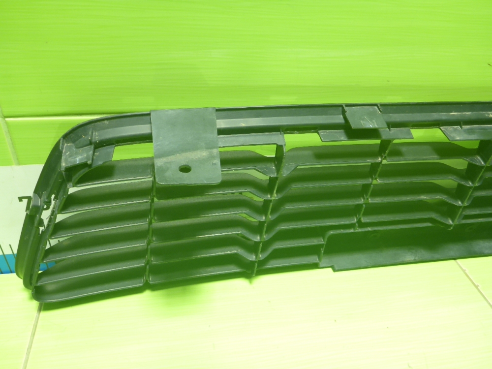 Решетка в бампер центральная