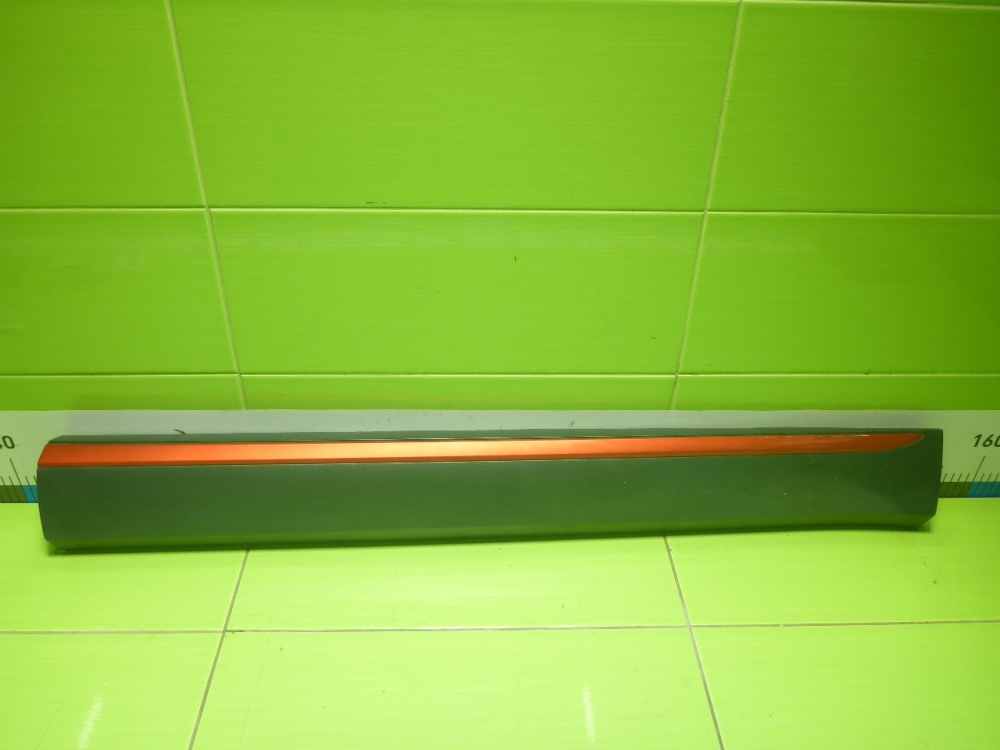 Накладка двери передней правой