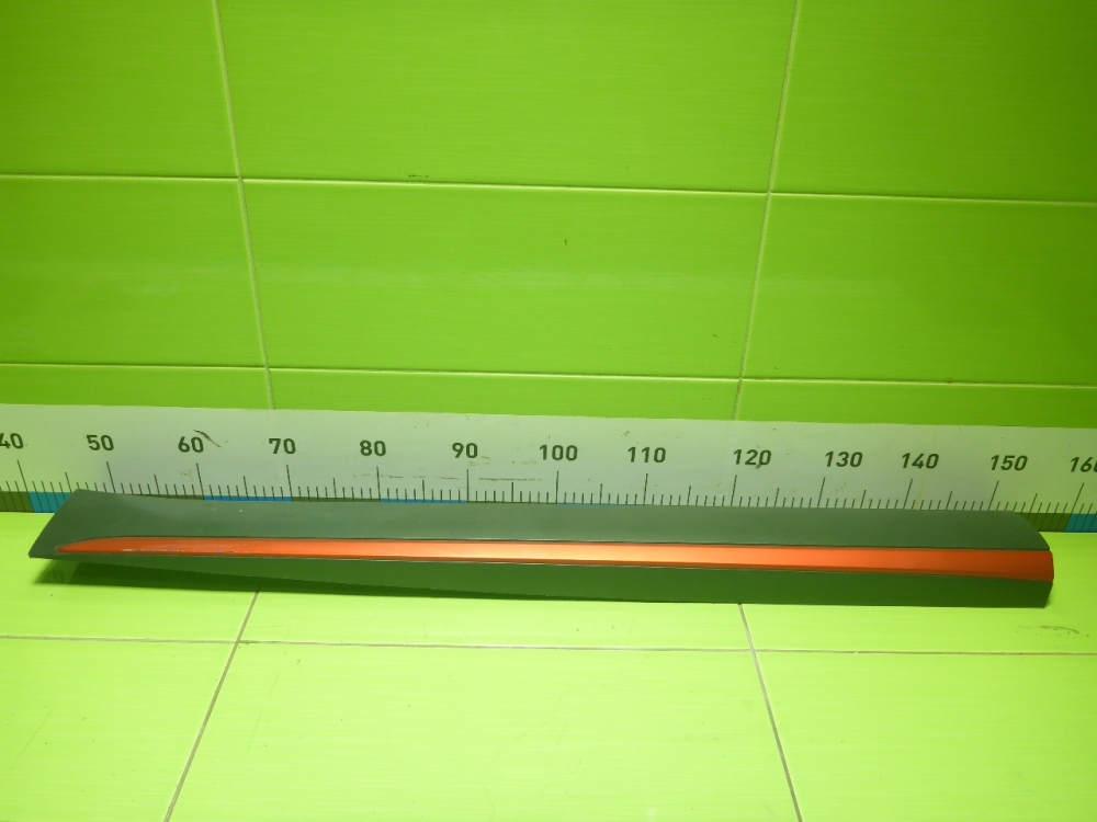 Накладка двери передней правой