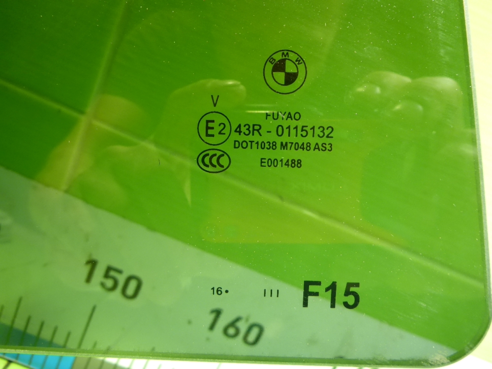 Стекло двери задней правой