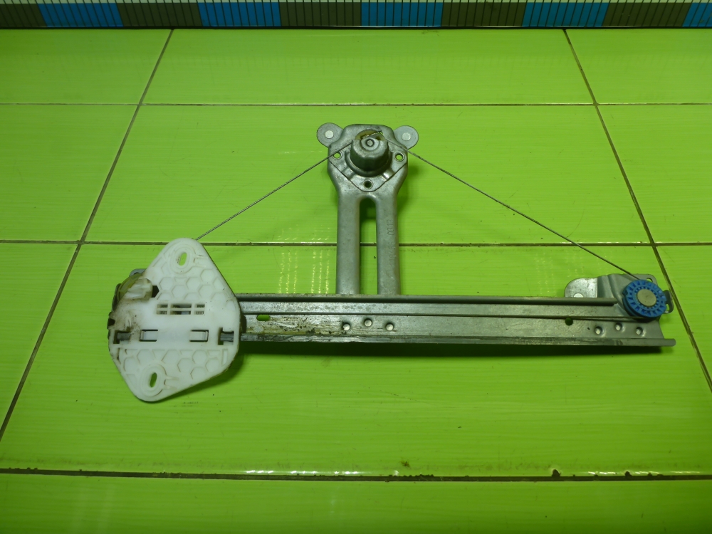 Стеклоподъемник механ. задний левый