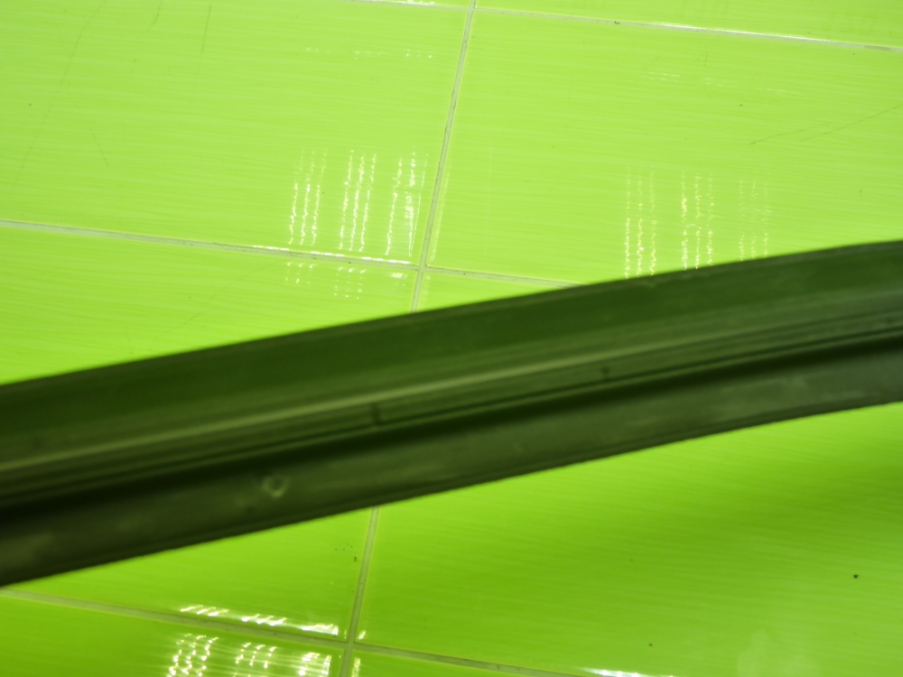 Накладка лобового стекла левая