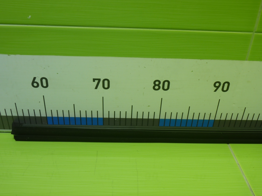 Накладка лобового стекла левая