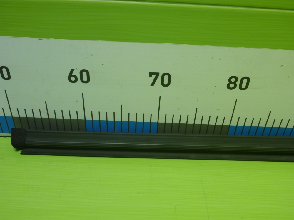 Накладка лобового стекла левая