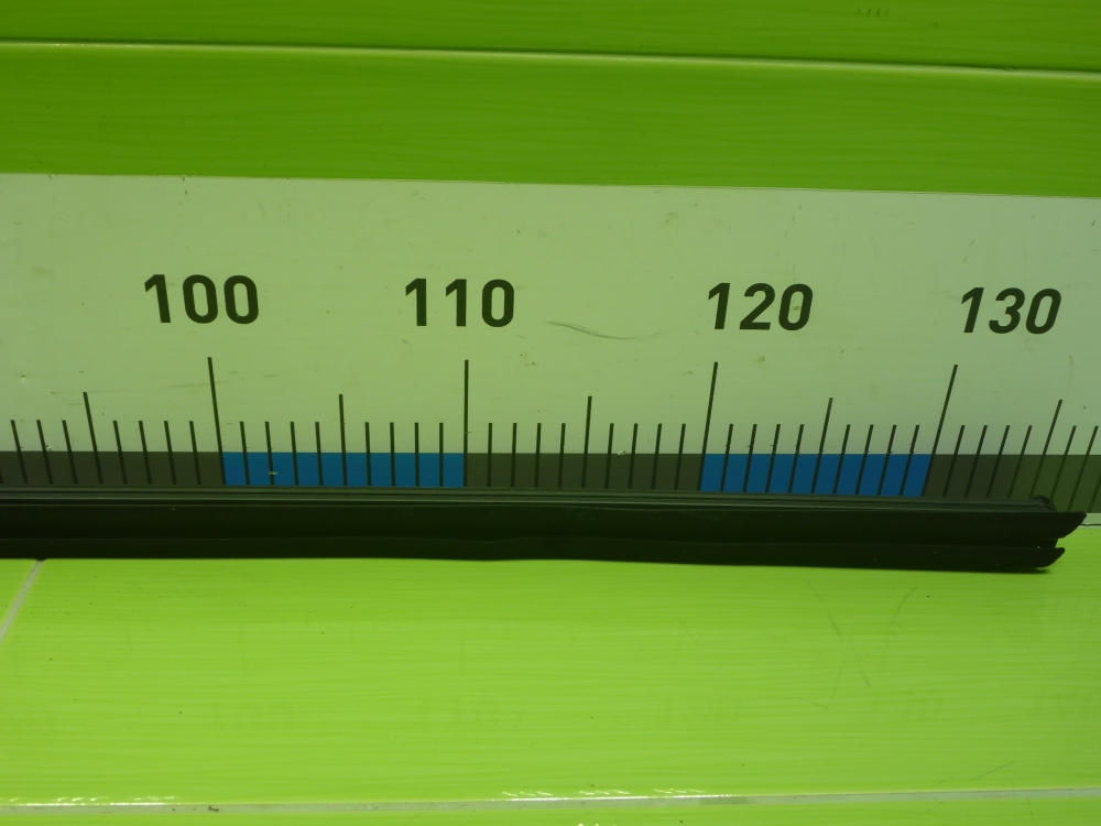 Накладка лобового стекла левая