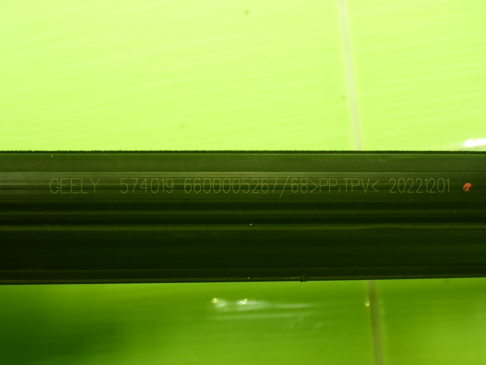 Накладка лобового стекла левая