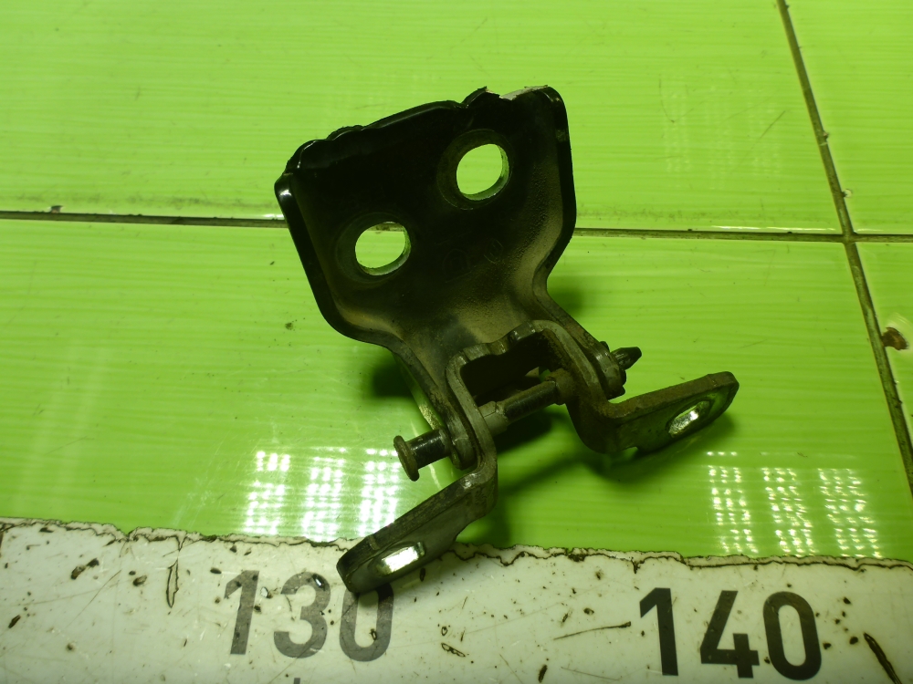 Петля двери задней левой верхняя