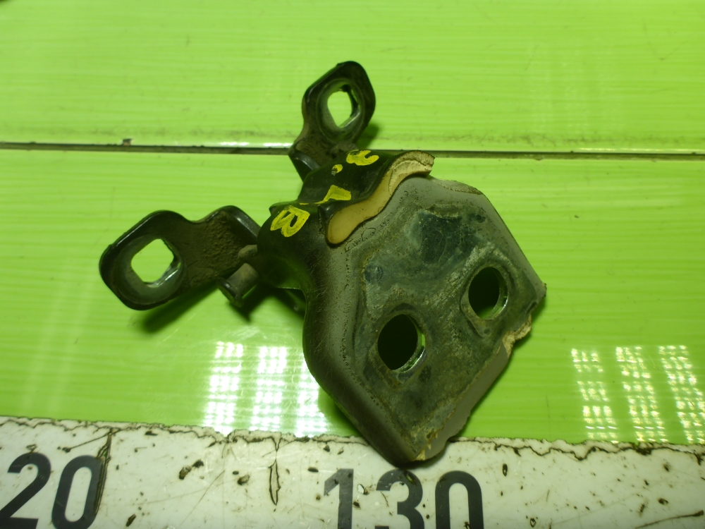 Петля двери задней левой верхняя