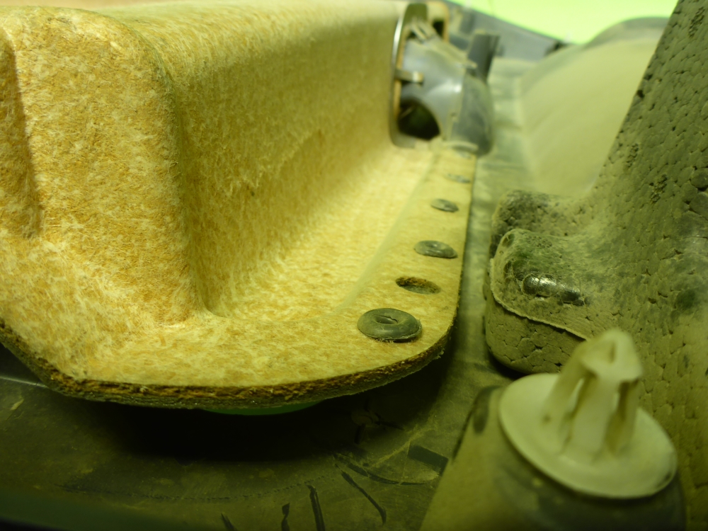 Обшивка двери передней правой