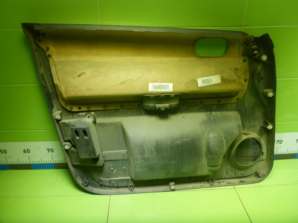 Обшивка двери передней правой