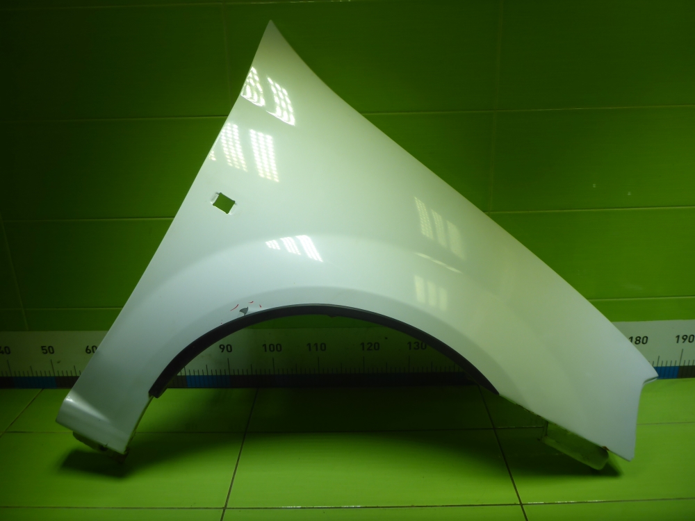 Крыло переднее правое