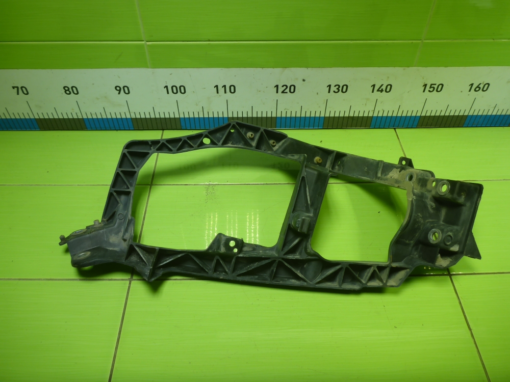 Кронштейн фар правый