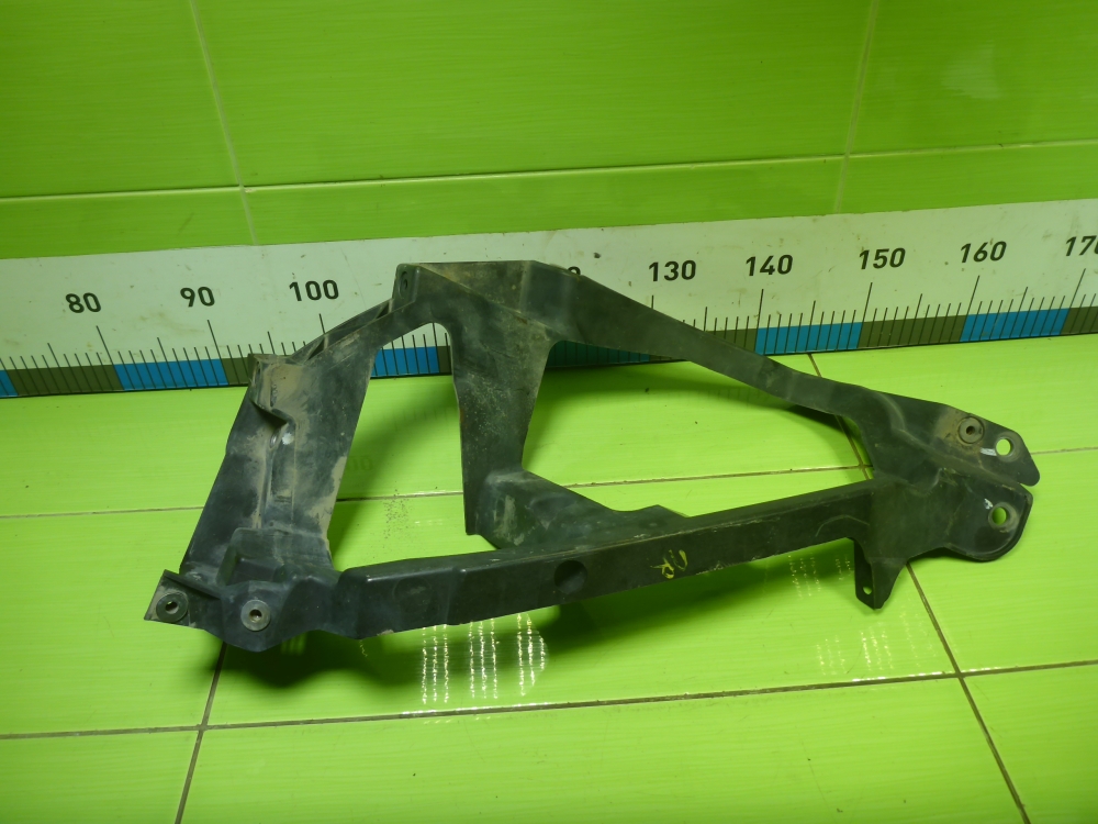 Кронштейн фар правый