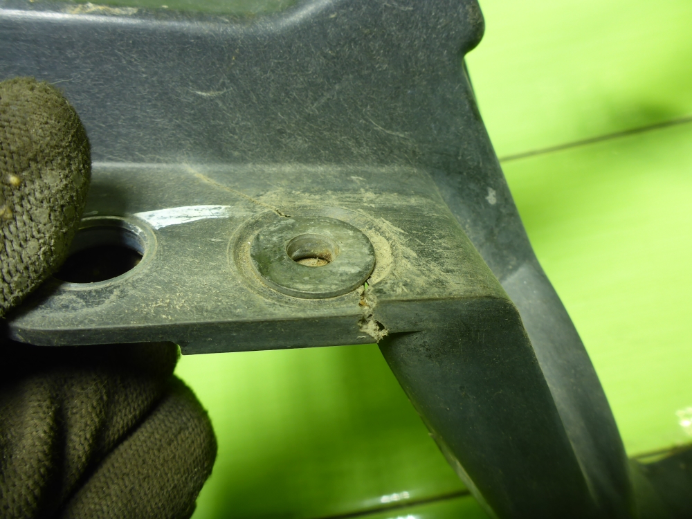 Кронштейн фар правый