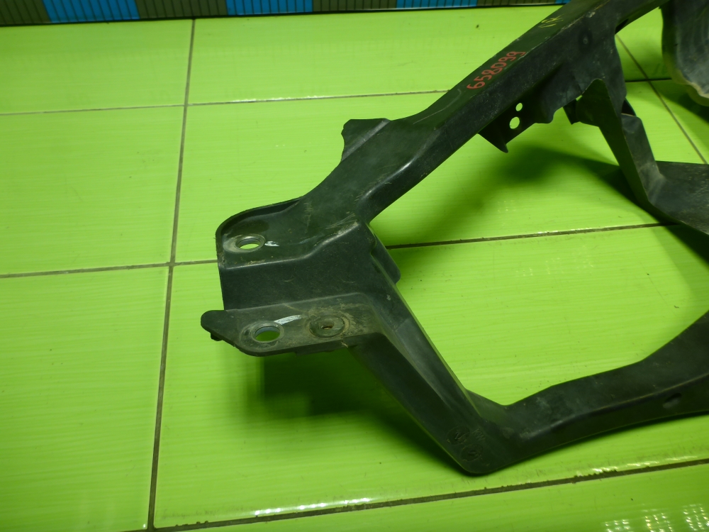 Кронштейн фар правый