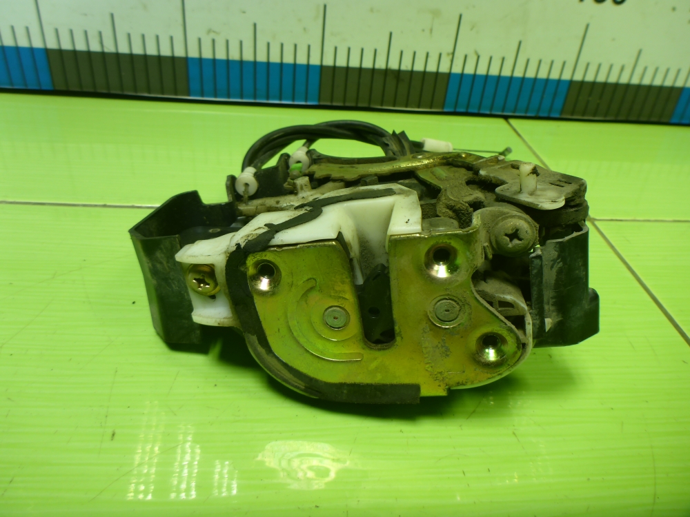 Замок двери задней левой