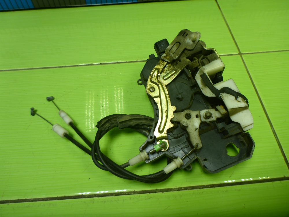 Замок двери задней левой