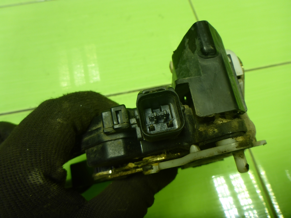 Замок двери задней левой