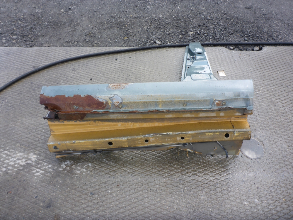 Порог со стойкой левый