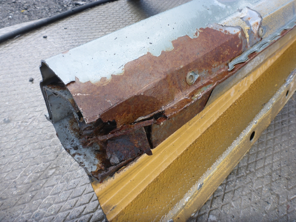 Порог со стойкой левый