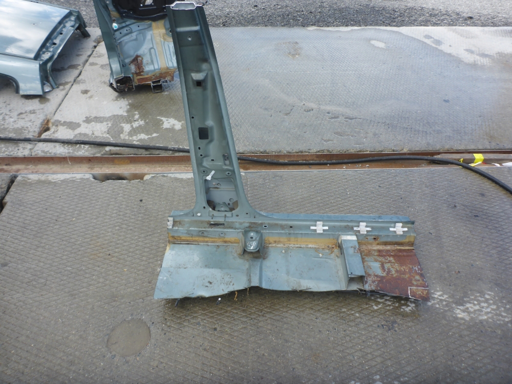 Порог со стойкой левый