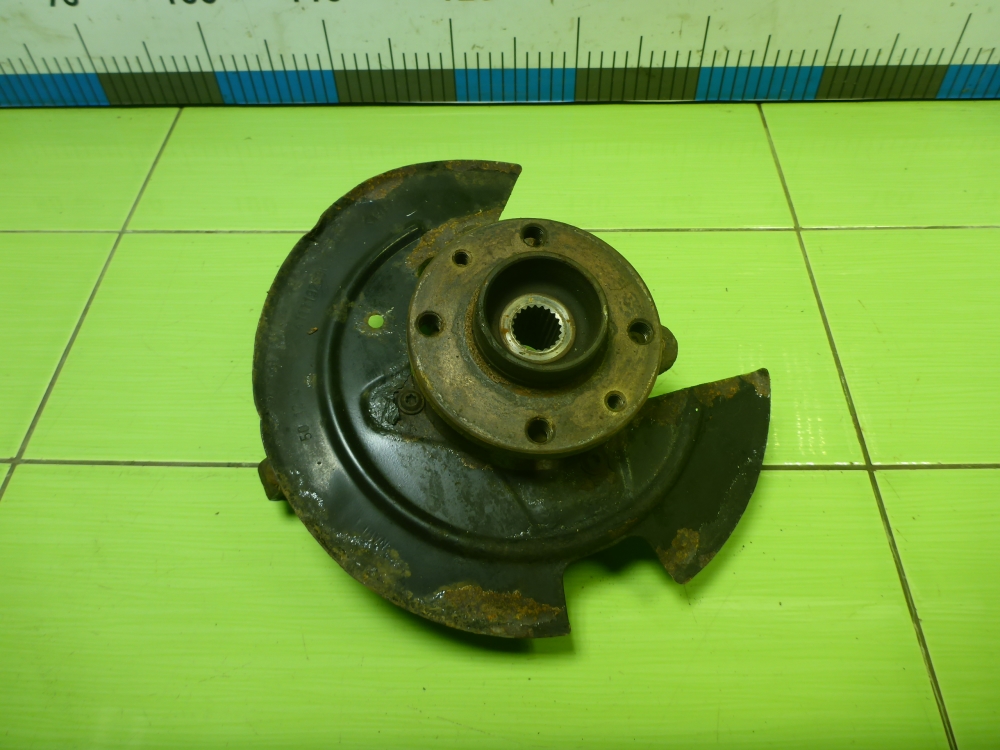 Кулак поворотный передний правый