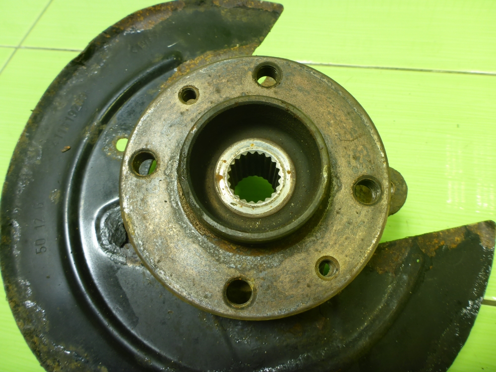 Кулак поворотный передний правый