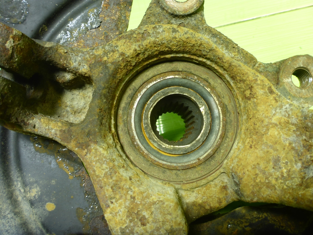 Кулак поворотный передний правый