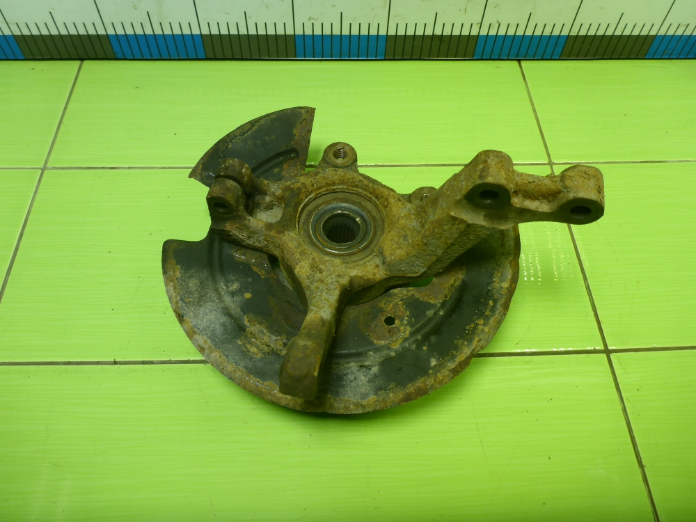 Кулак поворотный передний правый