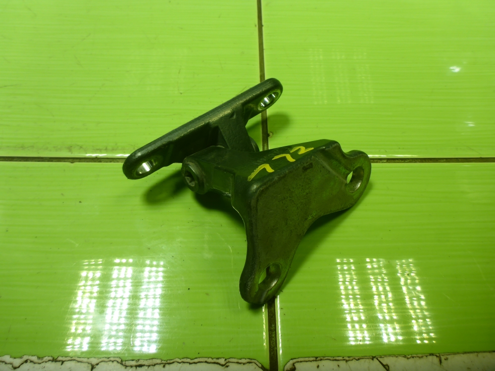 Петля двери задней левой верхняя