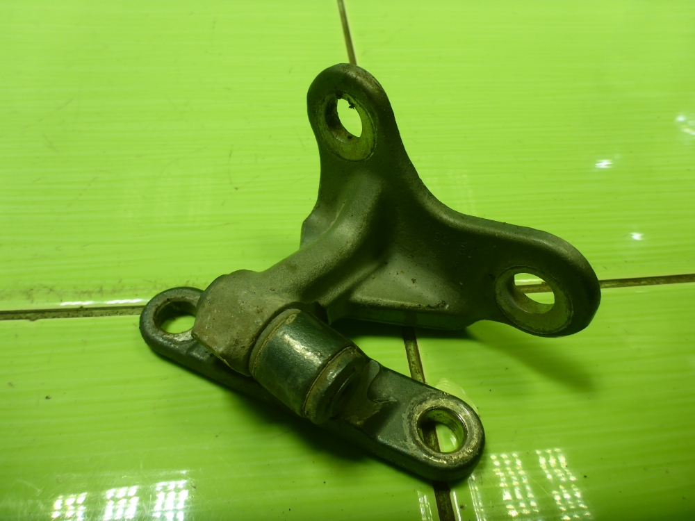 Петля двери передней левой верхняя