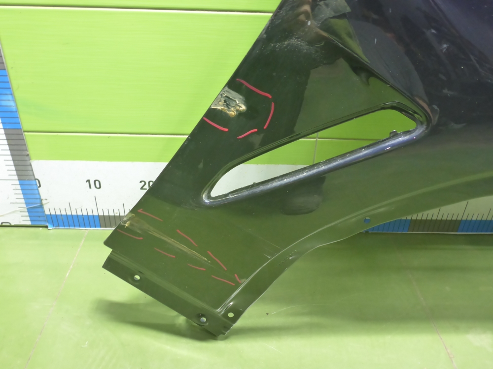 Крыло переднее правое