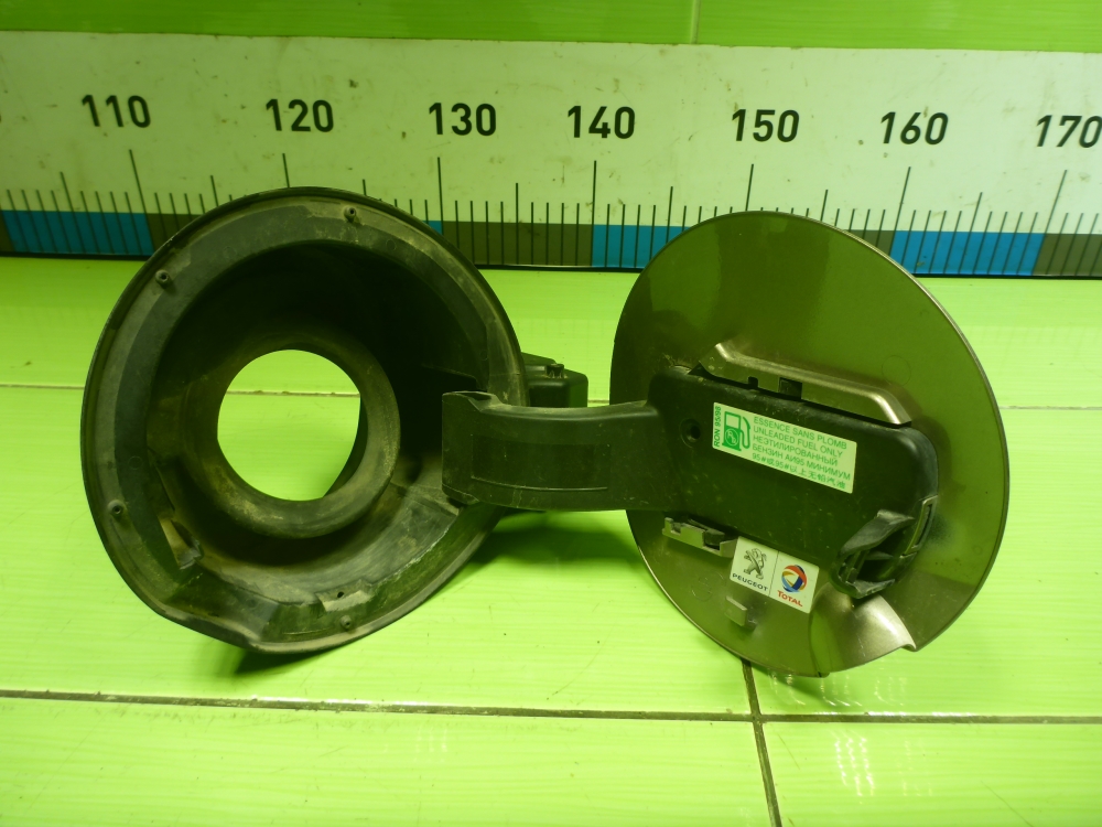 Лючок бензобака