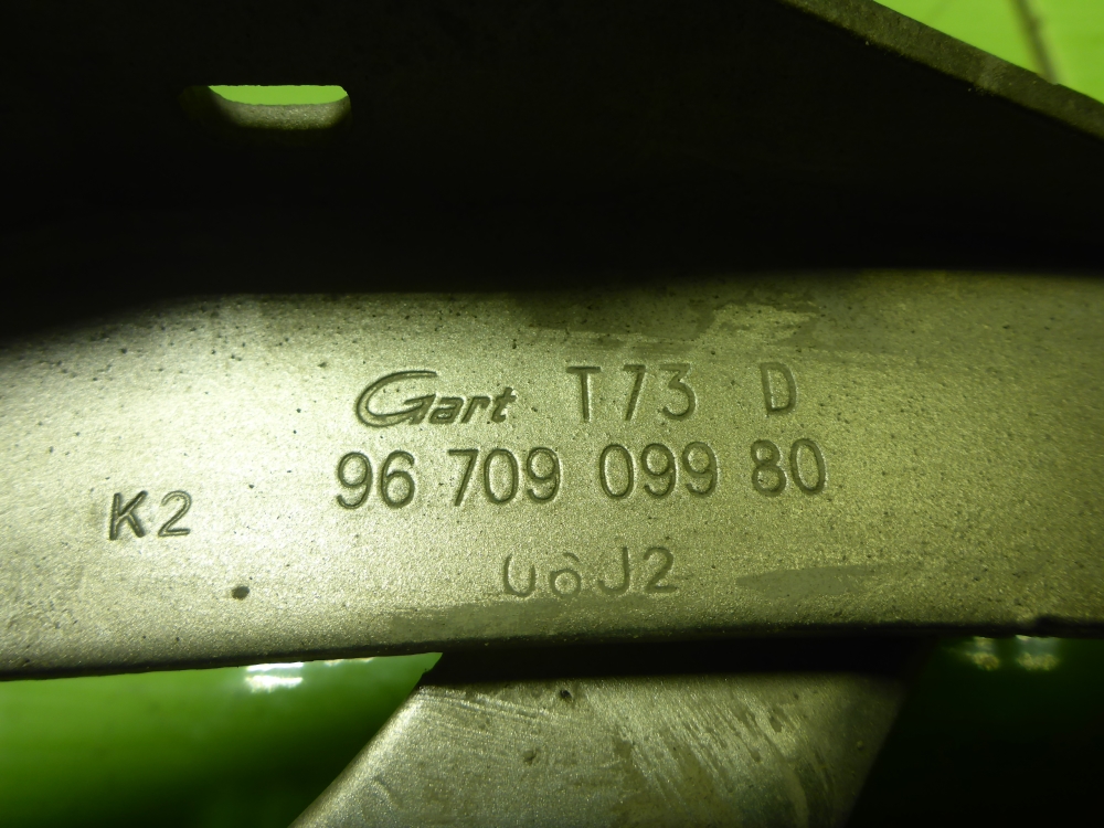 Петля капота правая