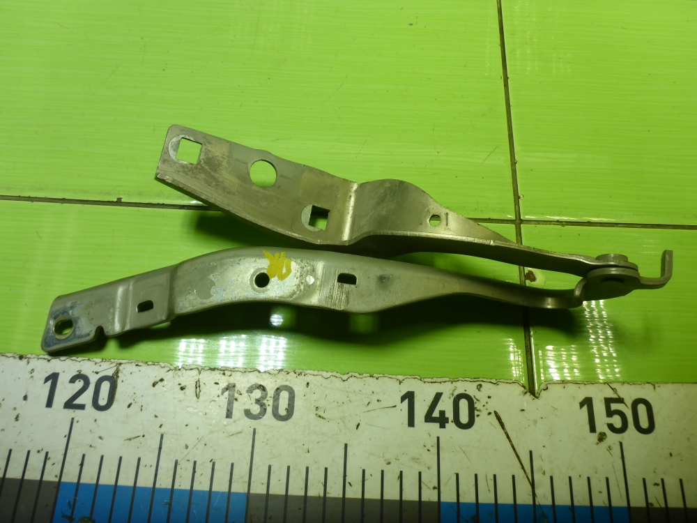 Петля капота правая