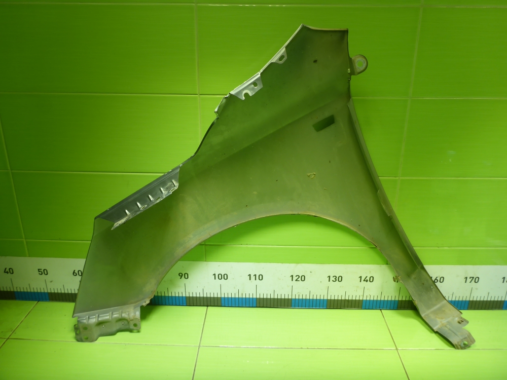 Крыло переднее правое