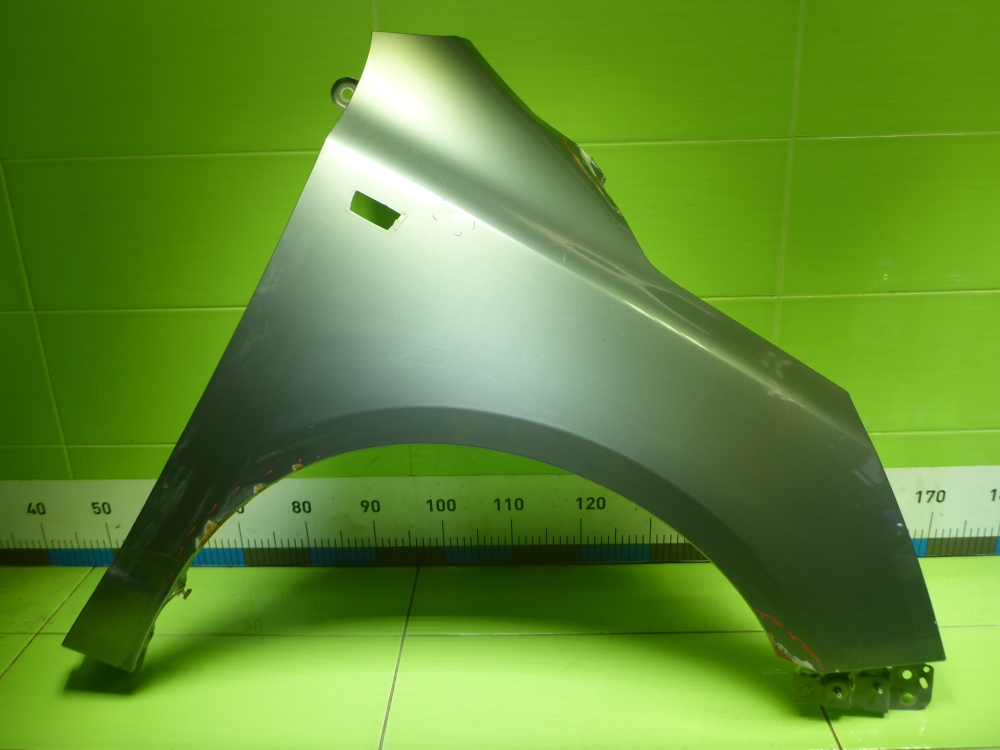Крыло переднее правое